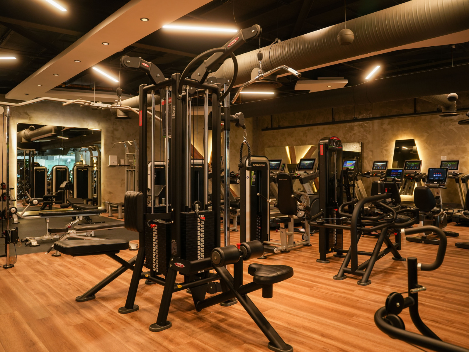صالة المعدات في نادي أورا